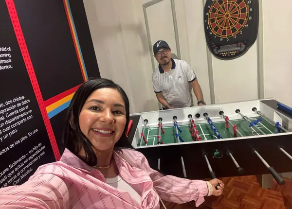 Visitantes jugando futbolito durante una experiencia