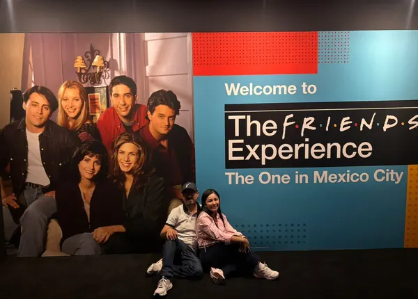 Foto de visitantes frente a The Friends Experience