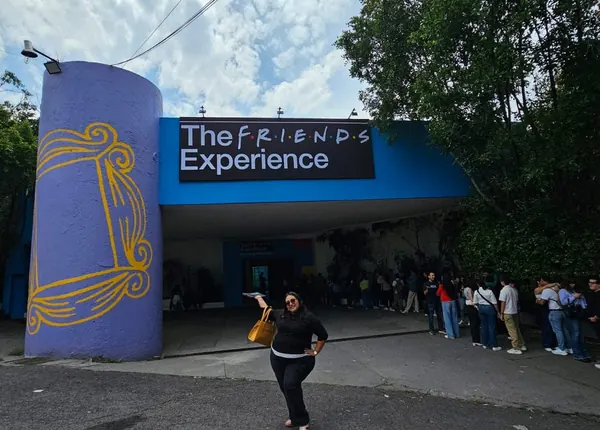 Visitante dentro de sala de museo con espejo