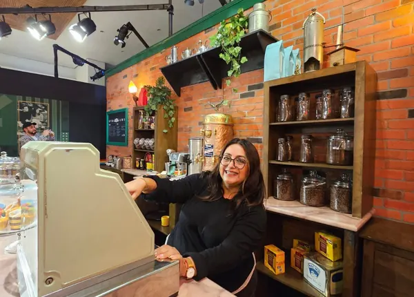 Mostrador estilo cafetería en experiencia temática