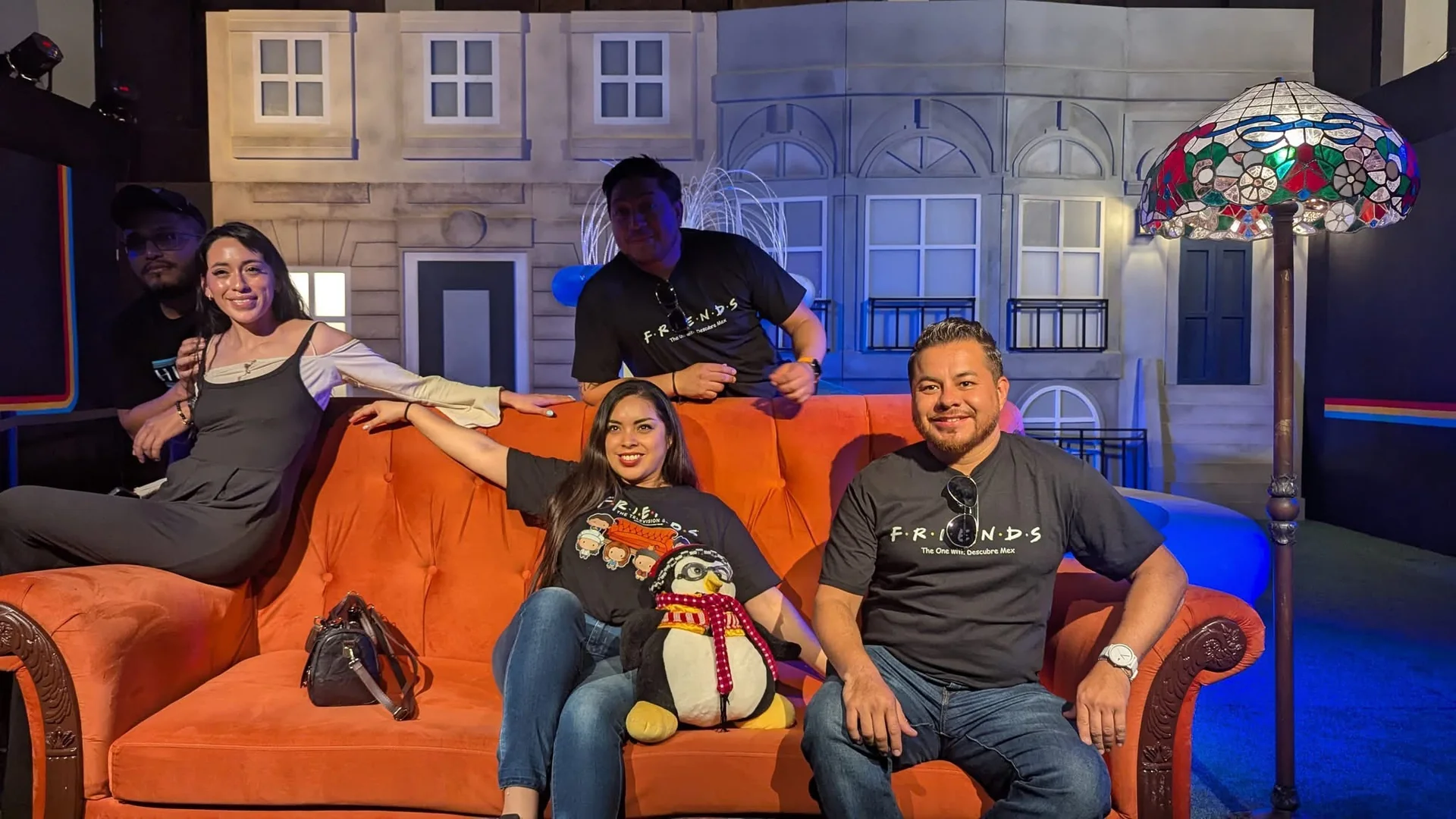 Grupo de viajeros disfrutando una experiencia temática